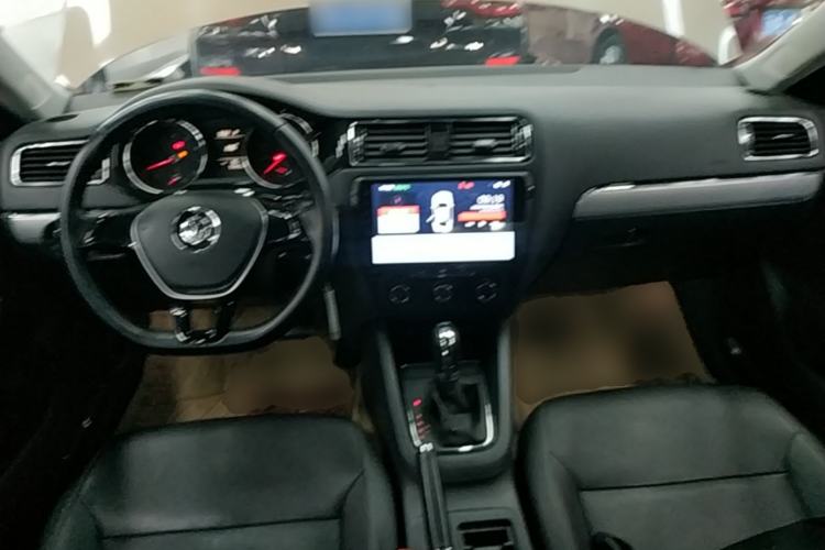 Used Volkswagen Sagitar 2015 230TSI Automatic Comfort Version Center Console