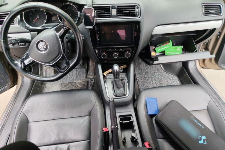 Used Volkswagen Sagitar 2015 1.6L Automatic Comfort Model Center Console