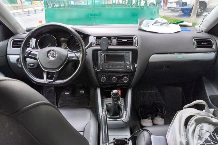 Used Volkswagen Sagitar 2015 1.6L Manual Comfort Model Center Console