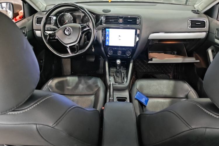 Used Volkswagen Sagitar 2015 1.6L Automatic Fashion Model Center Console