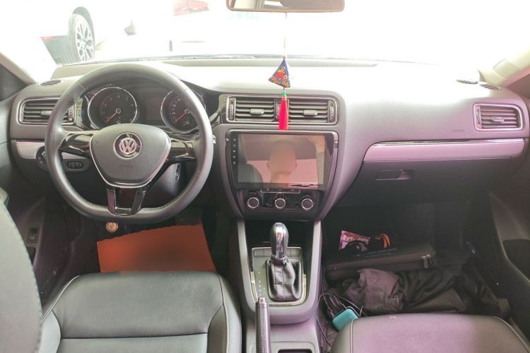 Used Volkswagen Sagitar 2015 230TSI Automatic Comfort Version Center Console