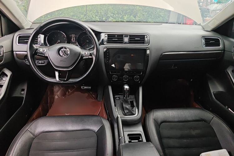 Used Volkswagen Sagitar 2015 230TSI Automatic Luxury Model Center Console