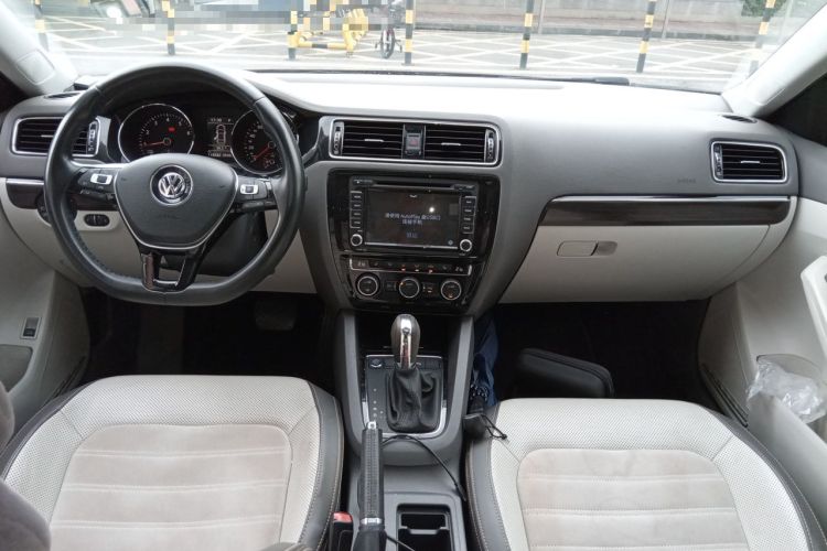 Used Volkswagen Sagitar 2015 230TSI Automatic Luxury Model Center Console