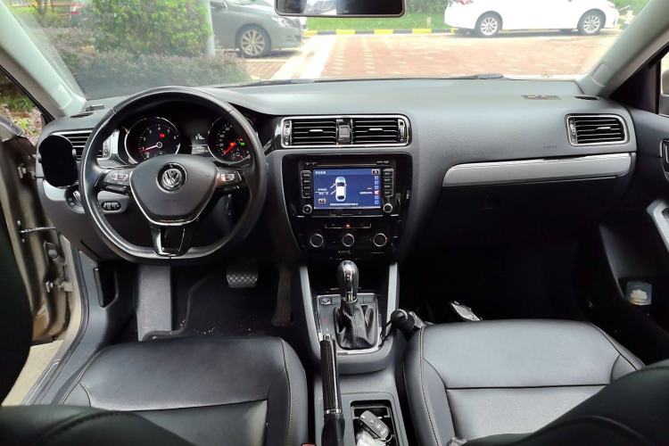 Used Volkswagen Sagitar 2015 230TSI Automatic Comfort Version Center Console