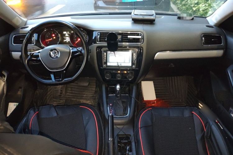 Used Volkswagen Sagitar 2015 1.6L Automatic Comfort Model Center Console