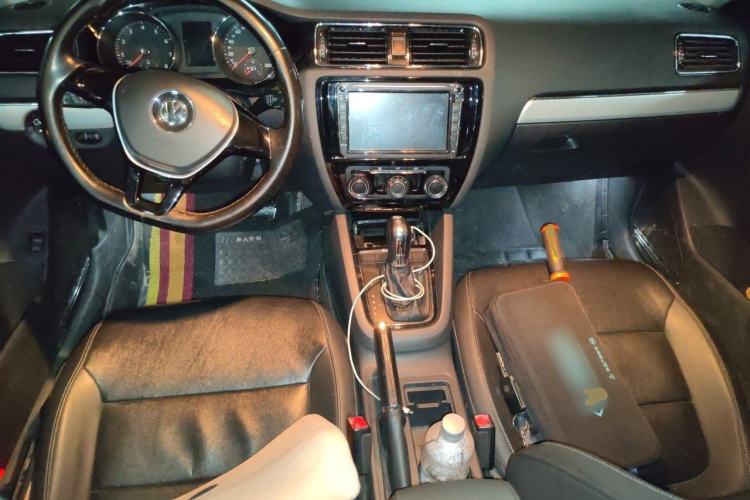 Used Volkswagen Sagitar 2015 230TSI Automatic Comfort Version Center Console
