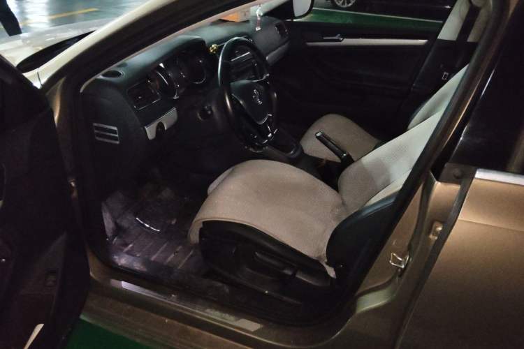 Used Volkswagen Sagitar 2015 230TSI Automatic Comfort Version Driver Seat