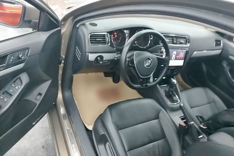Used Volkswagen Sagitar 2015 230TSI Automatic Comfort Version Driver Seat