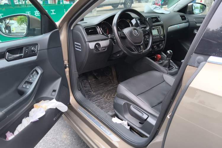 Used Volkswagen Sagitar 2015 1.6L Manual Comfort Model Driver Seat