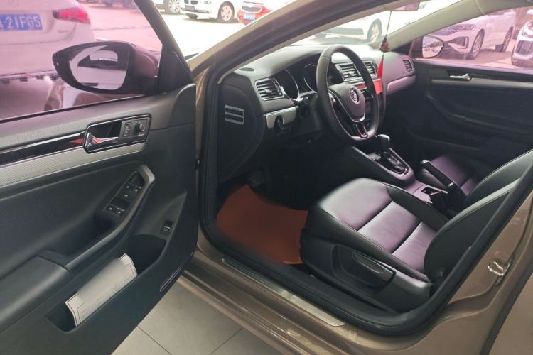 Used Volkswagen Sagitar 2015 230TSI Automatic Comfort Version Driver Seat