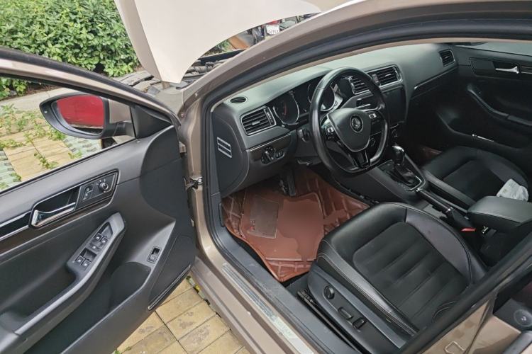 Used Volkswagen Sagitar 2015 230TSI Automatic Luxury Model Driver Seat