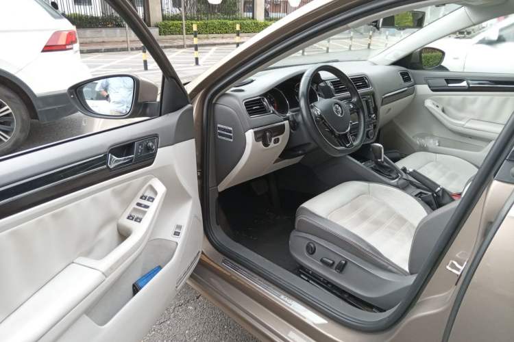 Used Volkswagen Sagitar 2015 230TSI Automatic Luxury Model Driver Seat