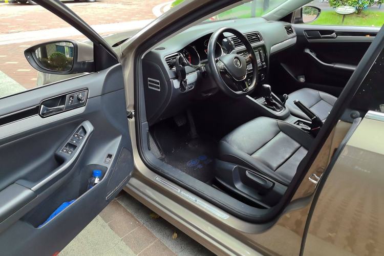 Used Volkswagen Sagitar 2015 230TSI Automatic Comfort Version Driver Seat