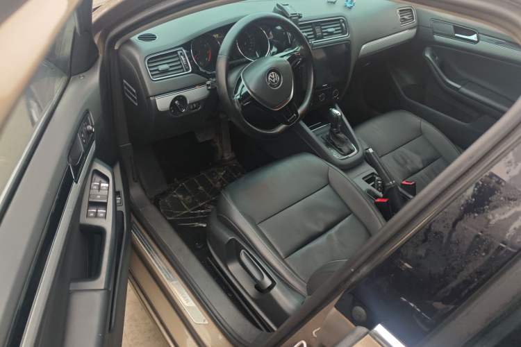 Used Volkswagen Sagitar 2015 230TSI Automatic Comfort Version Driver Seat