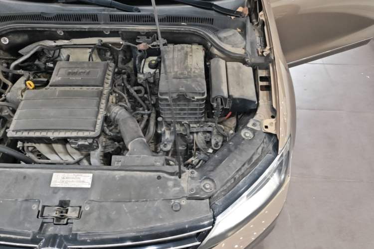 Used Volkswagen Sagitar 2015 1.6L Automatic Fashion Model Engine Bay Left