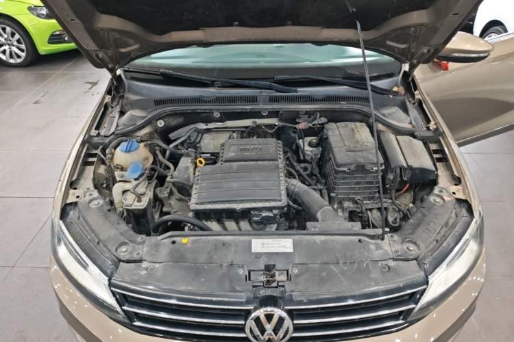 Used Volkswagen Sagitar 2015 1.6L Automatic Fashion Model Engine Bay