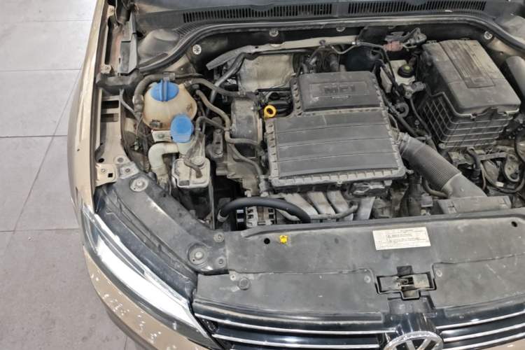 Used Volkswagen Sagitar 2015 1.6L Automatic Fashion Model Engine Bay Right