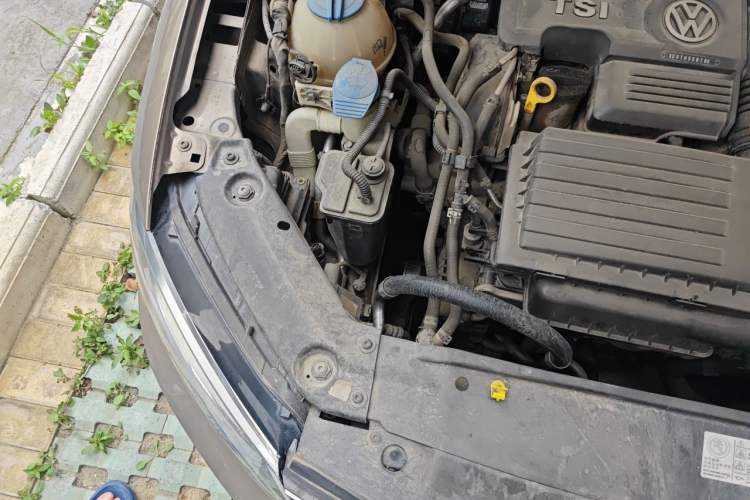 Used Volkswagen Sagitar 2015 230TSI Automatic Luxury Model Engine Bay Right