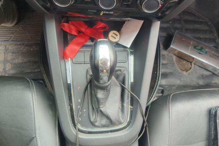Used Volkswagen Sagitar 2015 1.6L Automatic Comfort Model Gear Lever