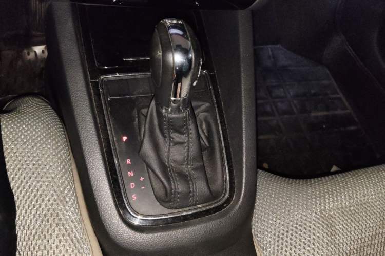 Used Volkswagen Sagitar 2015 230TSI Automatic Comfort Version Gear Lever