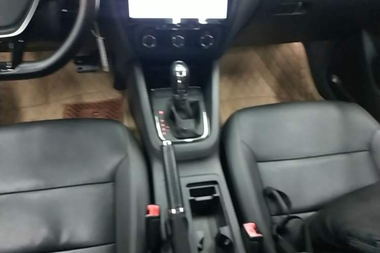Used Volkswagen Sagitar 2015 230TSI Automatic Comfort Version Gear Lever