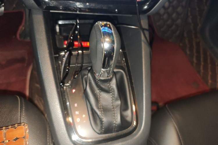Used Volkswagen Sagitar 2015 230TSI Automatic Comfort Version Gear Lever