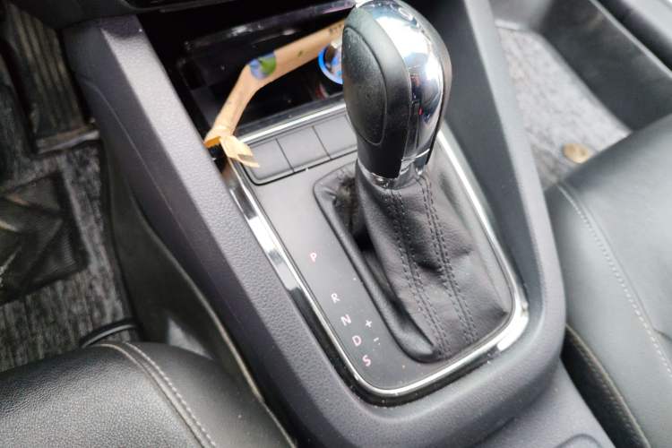 Used Volkswagen Sagitar 2015 1.6L Automatic Comfort Model Gear Lever