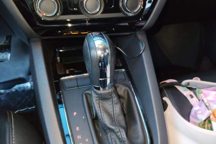 Used Volkswagen Sagitar 2015 1.6L Automatic Comfort Model Gear Lever