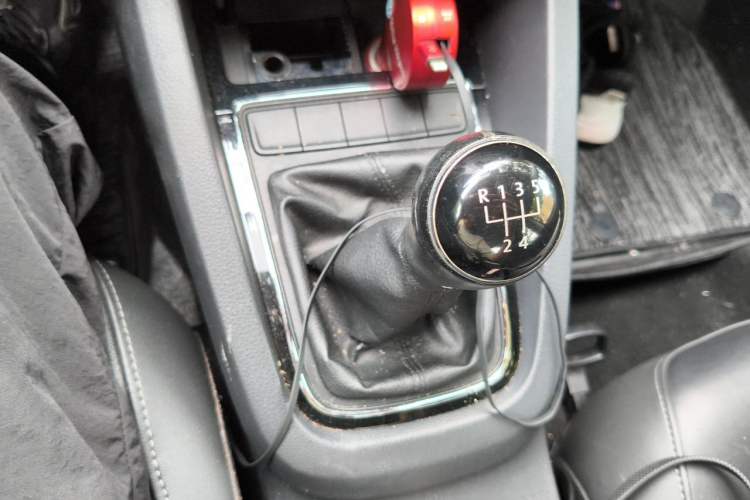 Used Volkswagen Sagitar 2015 1.6L Manual Comfort Model Gear Lever