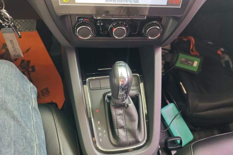 Used Volkswagen Sagitar 2015 230TSI Automatic Comfort Version Gear Lever