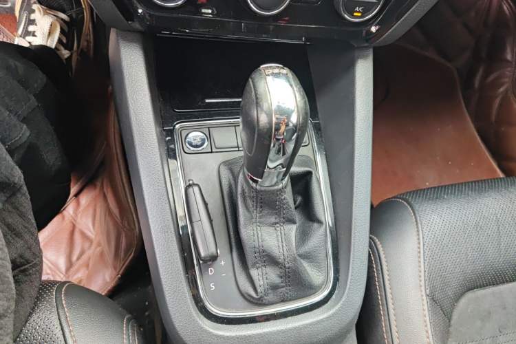 Used Volkswagen Sagitar 2015 230TSI Automatic Luxury Model Gear Lever