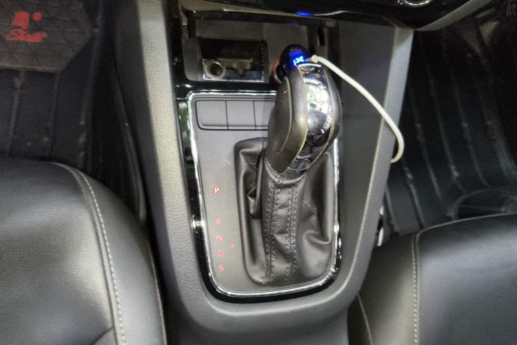 Used Volkswagen Sagitar 2015 1.6L Automatic Comfort Model Gear Lever