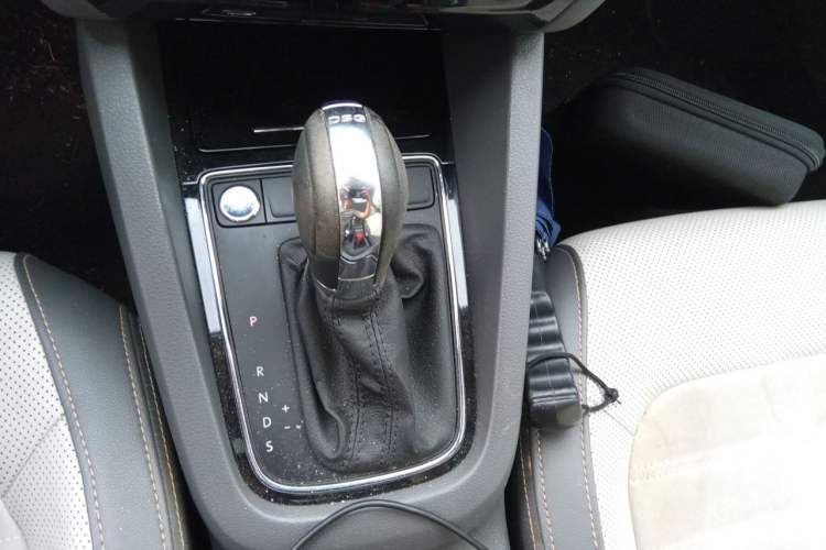 Used Volkswagen Sagitar 2015 230TSI Automatic Luxury Model Gear Lever