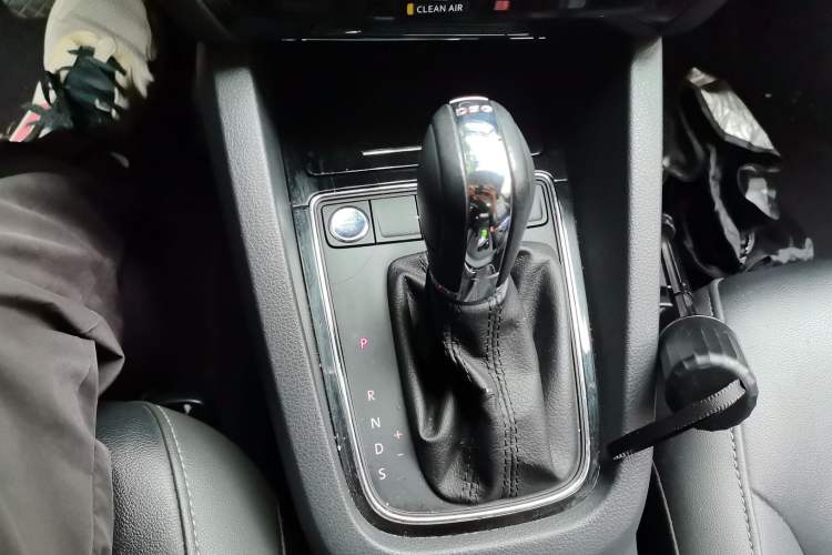 Used Volkswagen Sagitar 2015 230TSI Automatic Comfort Version Gear Lever