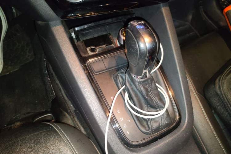 Used Volkswagen Sagitar 2015 230TSI Automatic Comfort Version Gear Lever