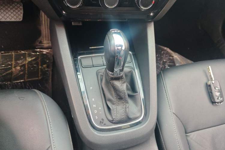 Used Volkswagen Sagitar 2015 230TSI Automatic Comfort Version Gear Lever