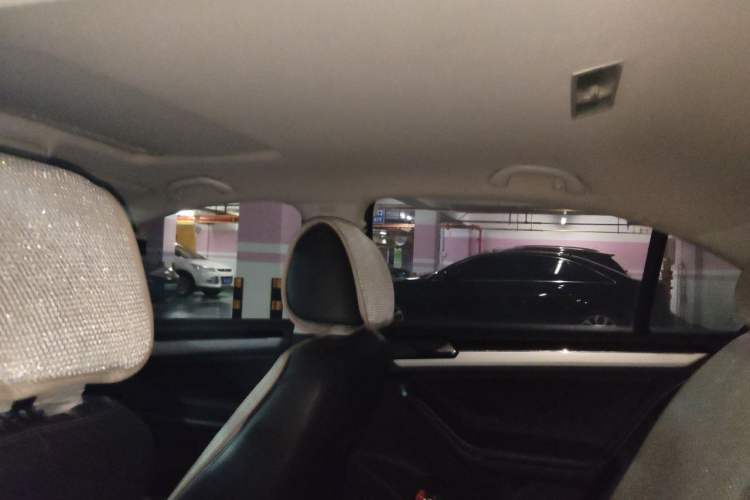 Used Volkswagen Sagitar 2015 230TSI Automatic Comfort Version Headliner