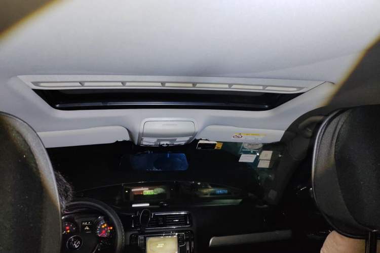 Used Volkswagen Sagitar 2015 230TSI Automatic Comfort Version Headliner