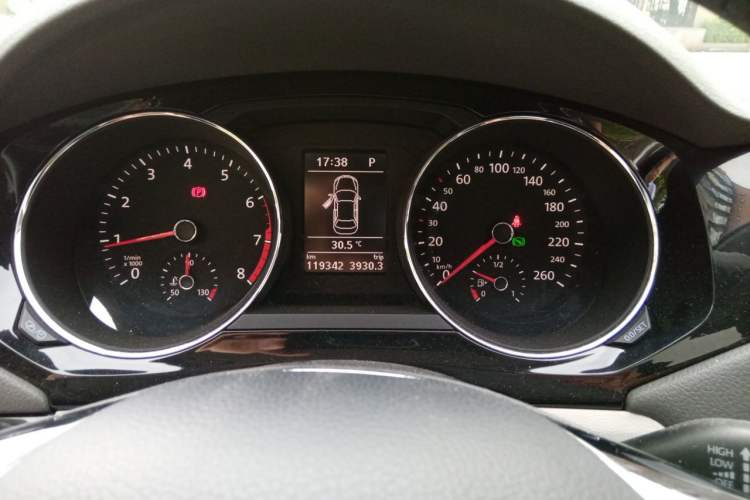 Used Volkswagen Sagitar 2015 230TSI Automatic Luxury Model Instrument Cluster