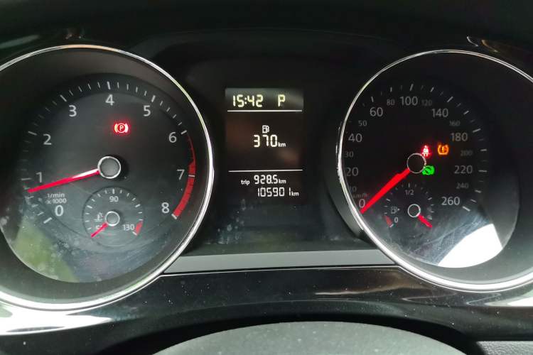 Used Volkswagen Sagitar 2015 230TSI Automatic Comfort Version Instrument Cluster