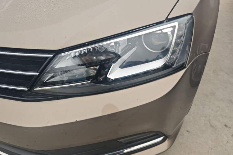 Used Volkswagen Sagitar 2015 230TSI Automatic Comfort Version Left Front Headlight