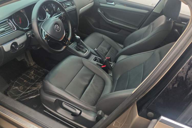 Used Volkswagen Sagitar 2015 230TSI Automatic Comfort Version Left Front Seat