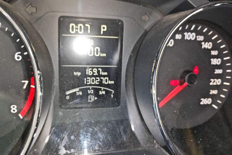 Used Volkswagen Sagitar 2015 1.6L Automatic Fashion Model Odometer Close Up