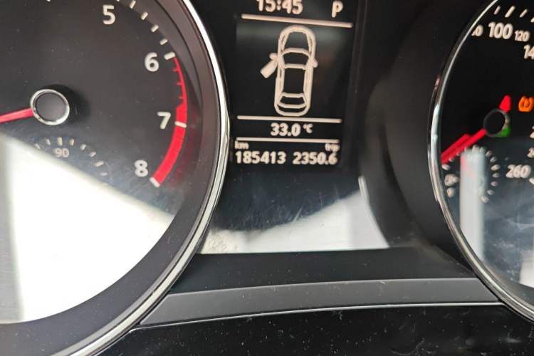 Used Volkswagen Sagitar 2015 230TSI Automatic Luxury Model Odometer Close Up
