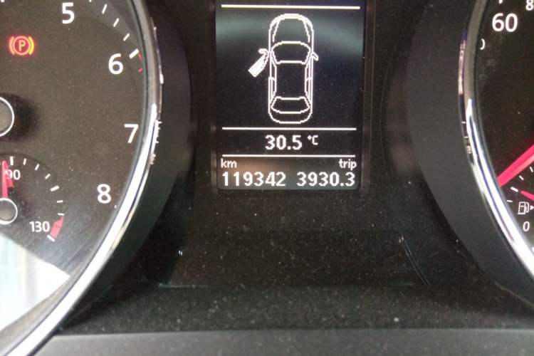 Used Volkswagen Sagitar 2015 230TSI Automatic Luxury Model Odometer Close Up