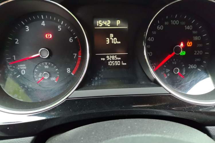 Used Volkswagen Sagitar 2015 230TSI Automatic Comfort Version Odometer Close Up