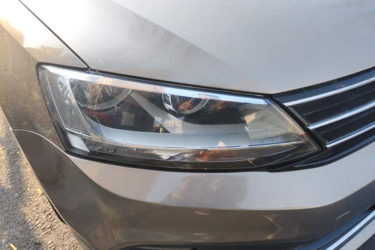 Used Volkswagen Sagitar 2015 1.6L Manual Comfort Model Right Front Headlight