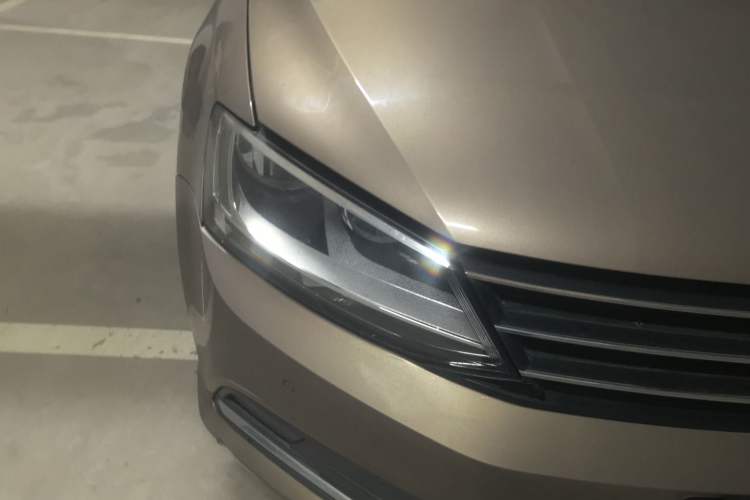 Used Volkswagen Sagitar 2015 230TSI Automatic Luxury Model Right Front Headlight