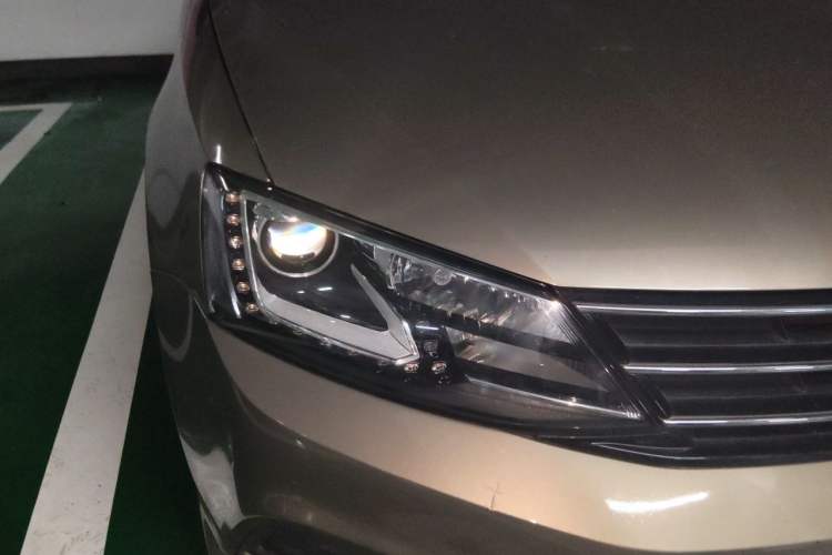 Used Volkswagen Sagitar 2015 230TSI Automatic Comfort Version Right Front Headlight