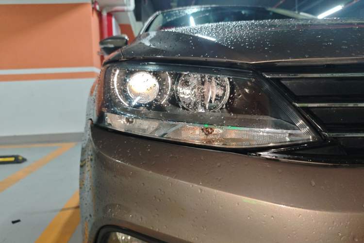 Used Volkswagen Sagitar 2015 230TSI Automatic Comfort Version Right Front Headlight